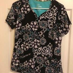 Premiere scrub top